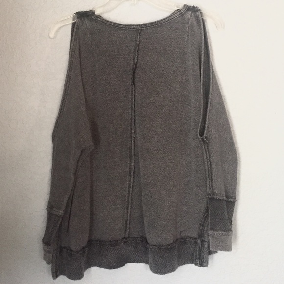 Anamá | Distressed Hem Cold Shoulder Sweater - Picture 2 of 5